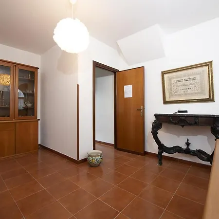 Lilla's House - Square & Close The Apartment *