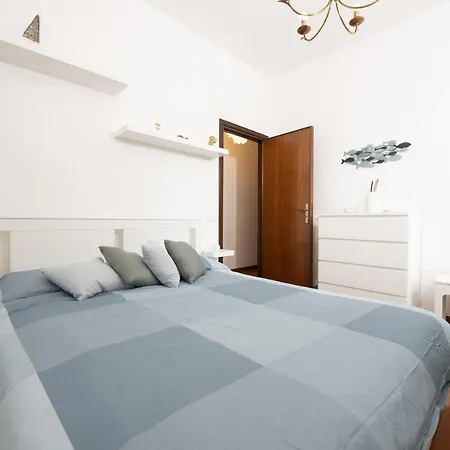 Lilla's House - Square & Close The Apartment