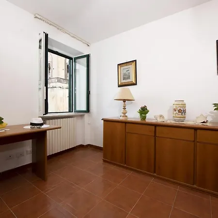 Lilla's House - Square & Close The Apartment *